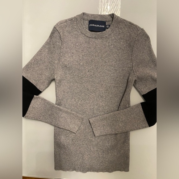 Calvin Klein sweater size S - Picture 2 of 9